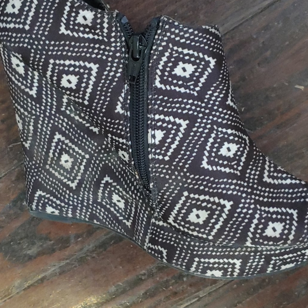 Shoes - Picture 2 of 3